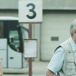 Fotoğraf Kobieta na dachu