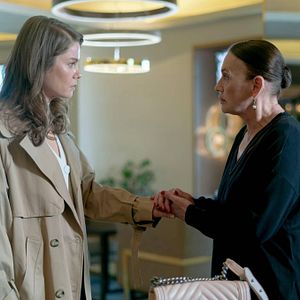 Fotoğraf Camdaki Kız