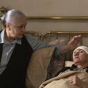 Fotoğraf Camdaki Kız