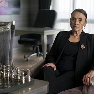 Fotoğraf Camdaki Kız