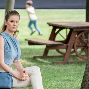 Fotoğraf Camdaki Kız