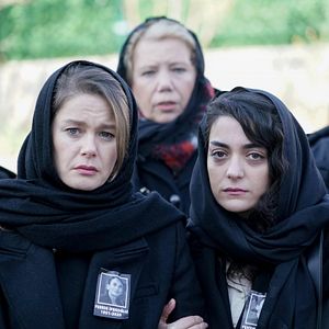 Fotoğraf Camdaki Kız