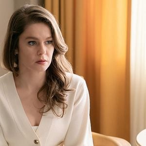 Fotoğraf Camdaki Kız