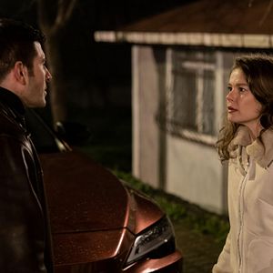 Fotoğraf Camdaki Kız