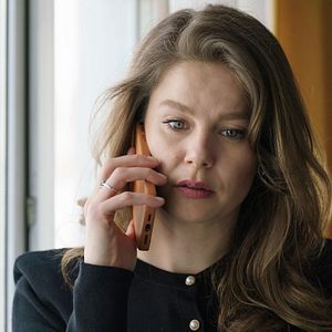 Fotoğraf Camdaki Kız