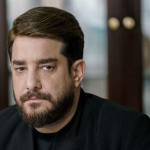 Fotoğraf Camdaki Kız