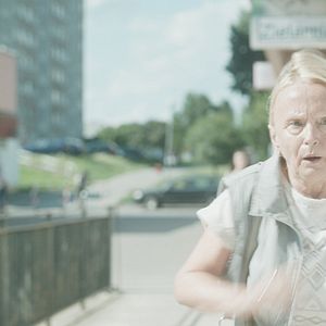 Fotoğraf Kobieta na dachu