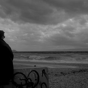 Fotoğraf Through the Graves the Wind Is Blowing