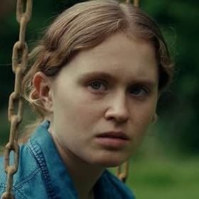 Fotoğraf The Starling Girl