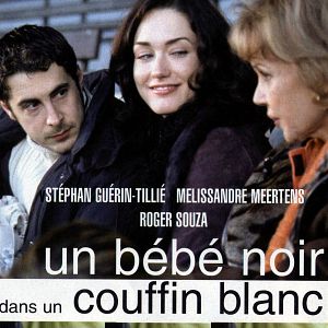 Fotoğraf Un bébé noir dans un couffin blanc