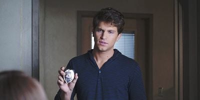 Tic Tock, Bitches posteri