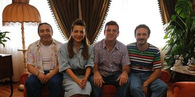 Keşke Hiç Büyümeseydik 1.Bölüm posteri