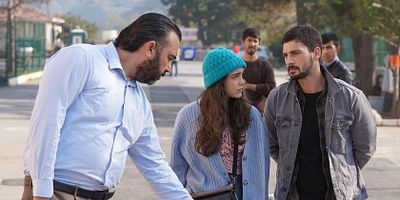 Aşk Ağlatır 8.Bölüm posteri