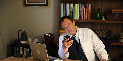 Hekimoğlu 48.Bölüm posteri