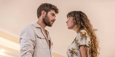 Vermem Seni Ellere 8.Bölüm posteri