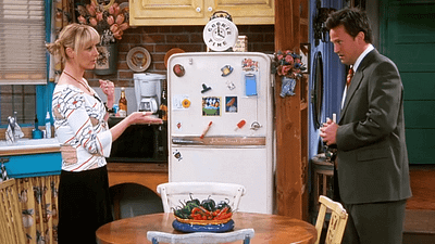 Lisa Kudrow, Matthew Perry'nin Ölümünün Ardından "Friends" Dizisinin Kurabiye Kavanozunda Perry'nin Bir Notunu Bulmuş haber görseli