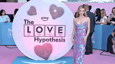 Lili Reinhart’tan "The Love Hypothesis" Basın Turunda Romantik Komedi Klasiklerine Şık Gönderme haber görseli