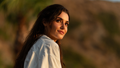 Barış Arduç ve Hande Erçel'i Bir Araya Getiren "Rüzgara Bırak" Şubat'ta Netflix'te! haber görseli