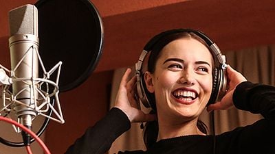 Fahriye Evcen "Çalıkuşu" İçin Mikrofon Başına Geçti haber görseli