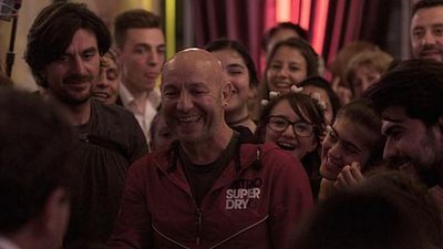 Çağan Irmak 1 Mayıs'ı Sette Kutladı! haber görseli