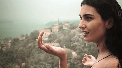 Dar Elbise'den Türkçe Afiş Geldi! haber görseli