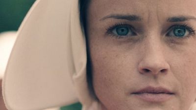 The Handmaid’s Tale’in İkinci Sezonundan Haber Var haber görseli