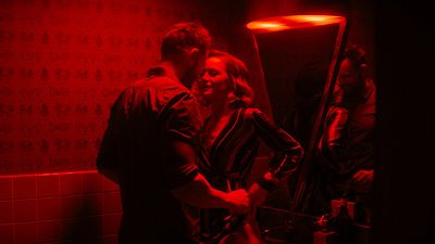 Joel McHale ve Kerry Bishe “Happily”de Buluşuyor! haber görseli