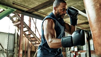 Anthony Mackie, Marvel'ın Zorunluluktan Siyahileri Öne Çıkarmasından Bahsetti haber görseli