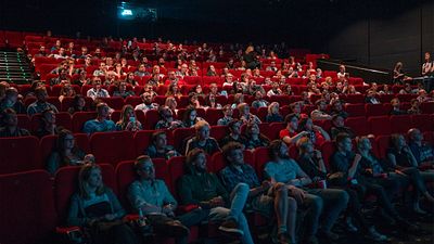Sinemada Sessiz Olmalarını Söyleyen Kadını Silahla Yaralayanlar Tutuklandı haber görseli
