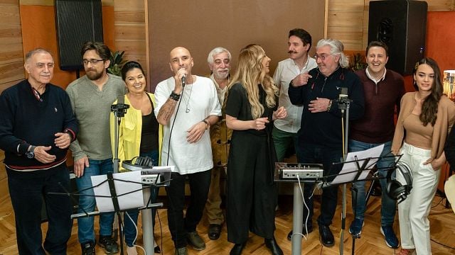 "Müstakbel Damat" Ekibi Gripin Grubuyla Stüdyoda! haber görseli