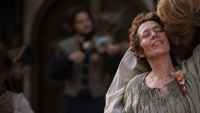 “Wicker" Fragmanı: Olivia Colman ve Hasırdan Kocası Alexander Skarsgård Sessiz Kasabayı Birbirine Katıyor haber görseli