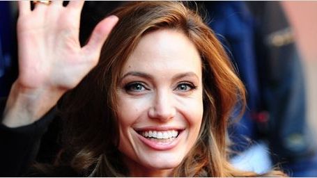 Angelina Jolie, Afganistan'da Kız Okulu Açtı haber görseli