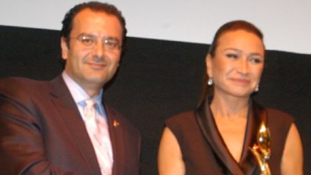 Kırmızı Lale Film Festivali'nden Demet Akbağ ve Erden Kıral'a Ödül haber görseli