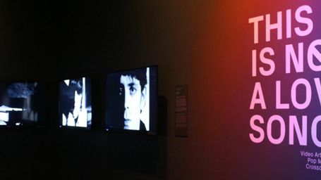 "Bu Bir Aşk Şarkısı Değil" Sergisi Pera Müzesi'nde Başladı! haber görseli