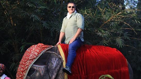 Büyük Oyuncu Bir Baba Hindu Setinde! haber görseli