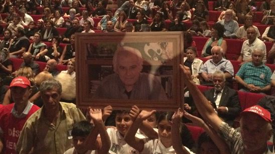 Tarık Akan, Gözyaşlarıyla Son Yolculuğuna Uğurlandı haber görseli