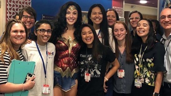 Wonder Woman Hasta Çocukları Ziyaret Etti! haber görseli