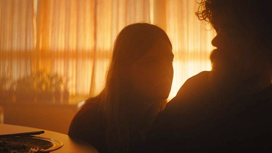 Peter Dinklage ve Elle Fanning'li "I Think We’re Alone Now"dan İlk Tanıtım Videosu! haber görseli