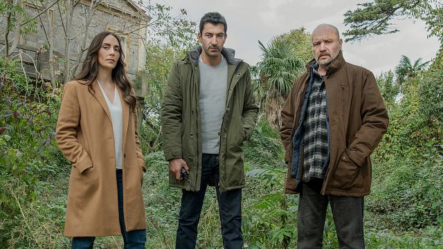 BluTV Dizisi "Alef"in Başrol Oyuncuları Fotoğraf Çekiminde! haber görseli