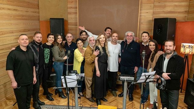 "Müstakbel Damat" Ekibi Kıbrıs Türküsü Seslendirmek İçin Stüdyoda! haber görseli