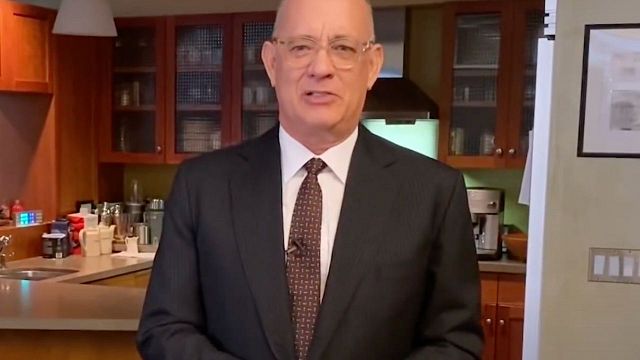 Tom Hanks, Karantinada Saturday Night Live Performansı Sergiledi haber görseli