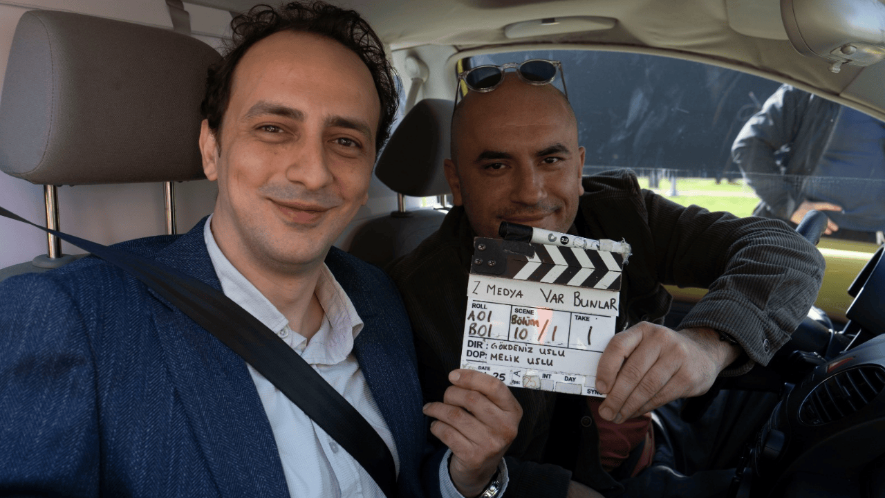 Giray Altınok ve Kerem Özdoğan’ın Başrollerini Paylaştığı “Var Bunlar” Üçüncü Sezonu İçin Sete Çıktı Giray Altınok ve Kerem Özdoğan’ın Başrollerini Paylaştığı “Var Bunlar” Üçüncü Sezonu İçin Sete Çıktı