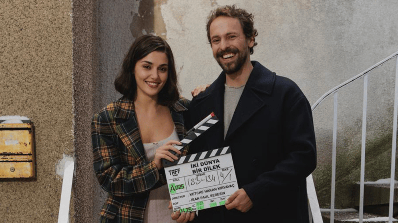 Hande Erçel ve Metin Akdülger’li “İki Dünya Bir Dilek”in Kamera Arkasından İlk Kareler Yayında Hande Erçel ve Metin Akdülger’li “İki Dünya Bir Dilek”in Kamera Arkasından İlk Kareler Yayında