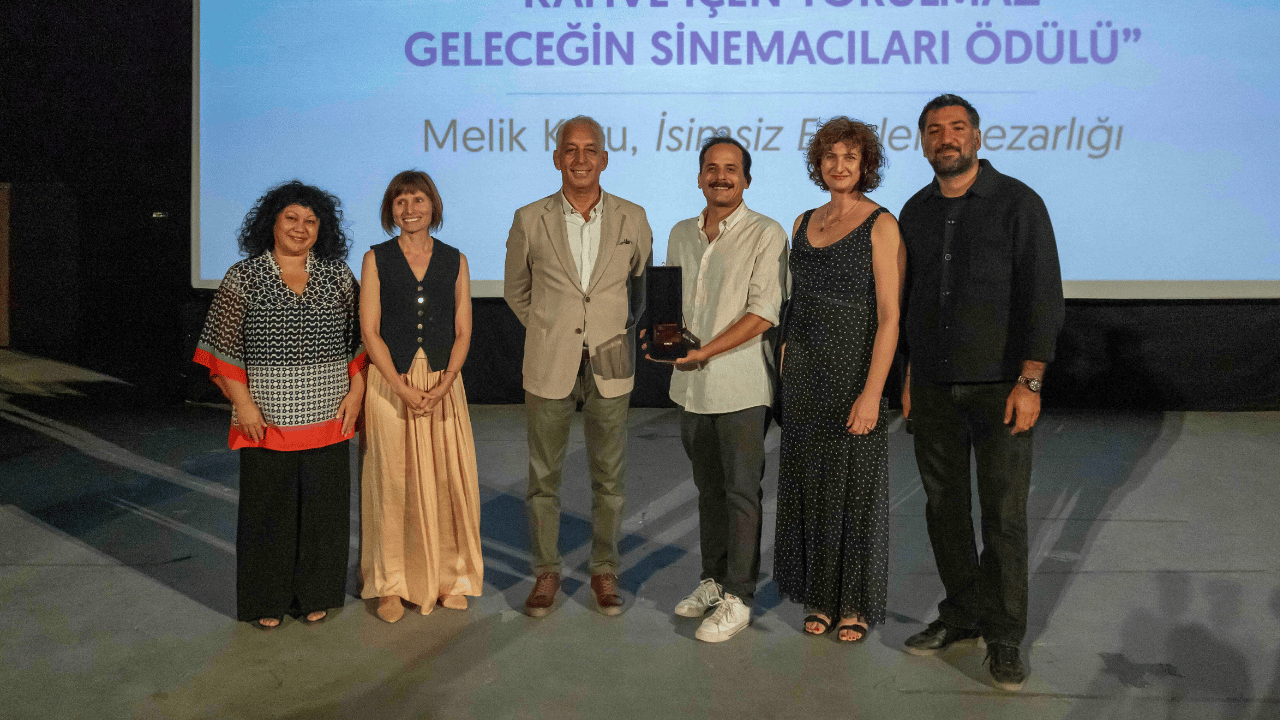 Ayvalık Uluslararası Film Festivali Görkemli Törenle Başladı: "Geleceğin Sinemacıları Ödülü" Melik Kuru’ya Verildi