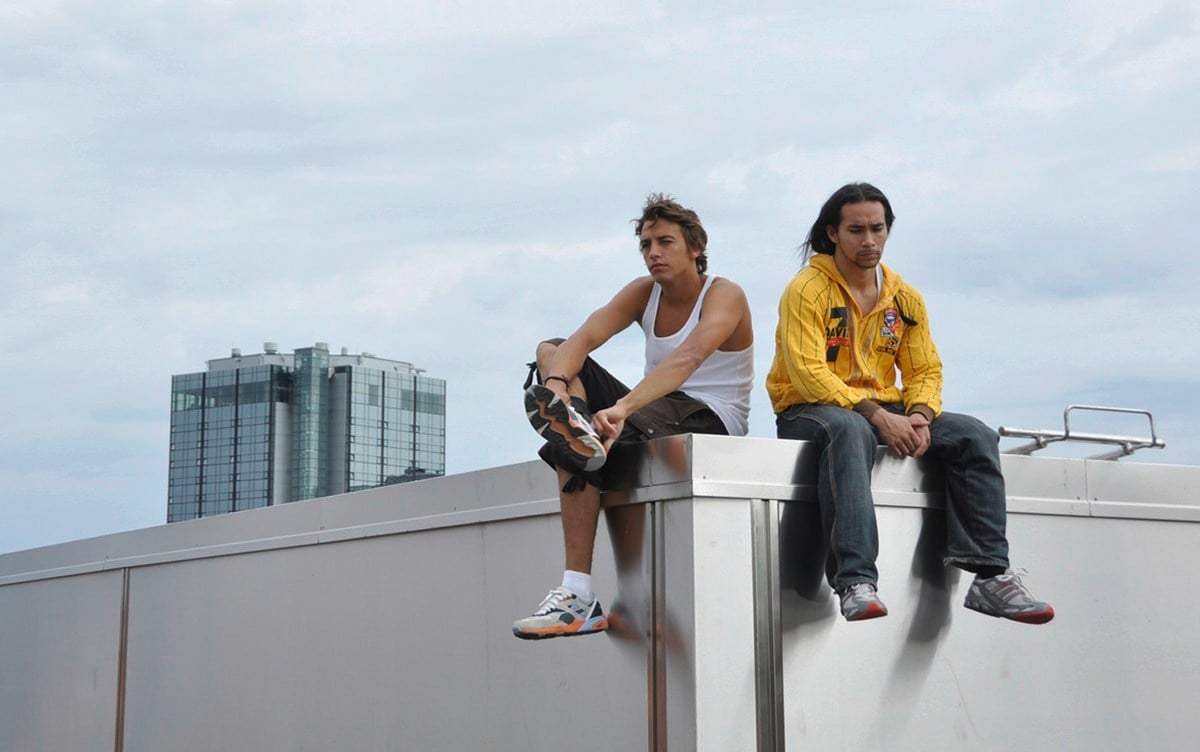 Два человека сидят на крыше