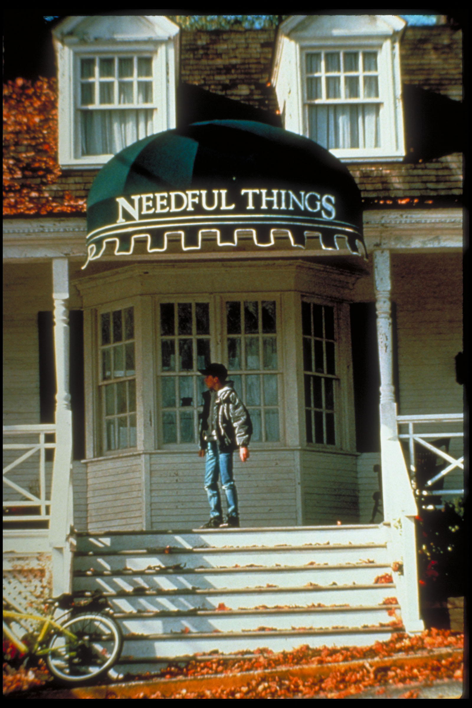 Нужные вещи. Нужные вещи" needful things (1993). Аманда Пламмер нужные вещи. Нужные вещи фильм 1993 актёры. Нужные вещи кадры.
