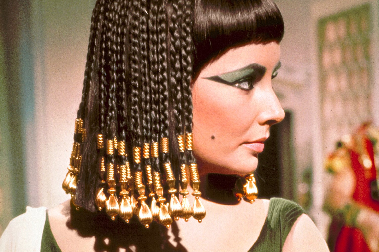 Клеопатра чем красила волосы