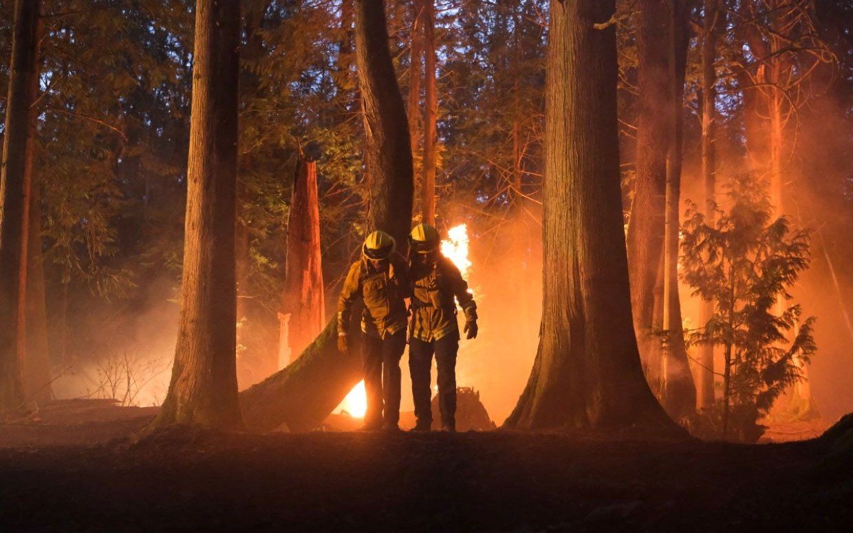 Fire country: fotograf jordan calloway, jules latimer isimlerini içeren Fire Country: Fotograf Jordan Calloway, Jules Latimer isimlerini içeren