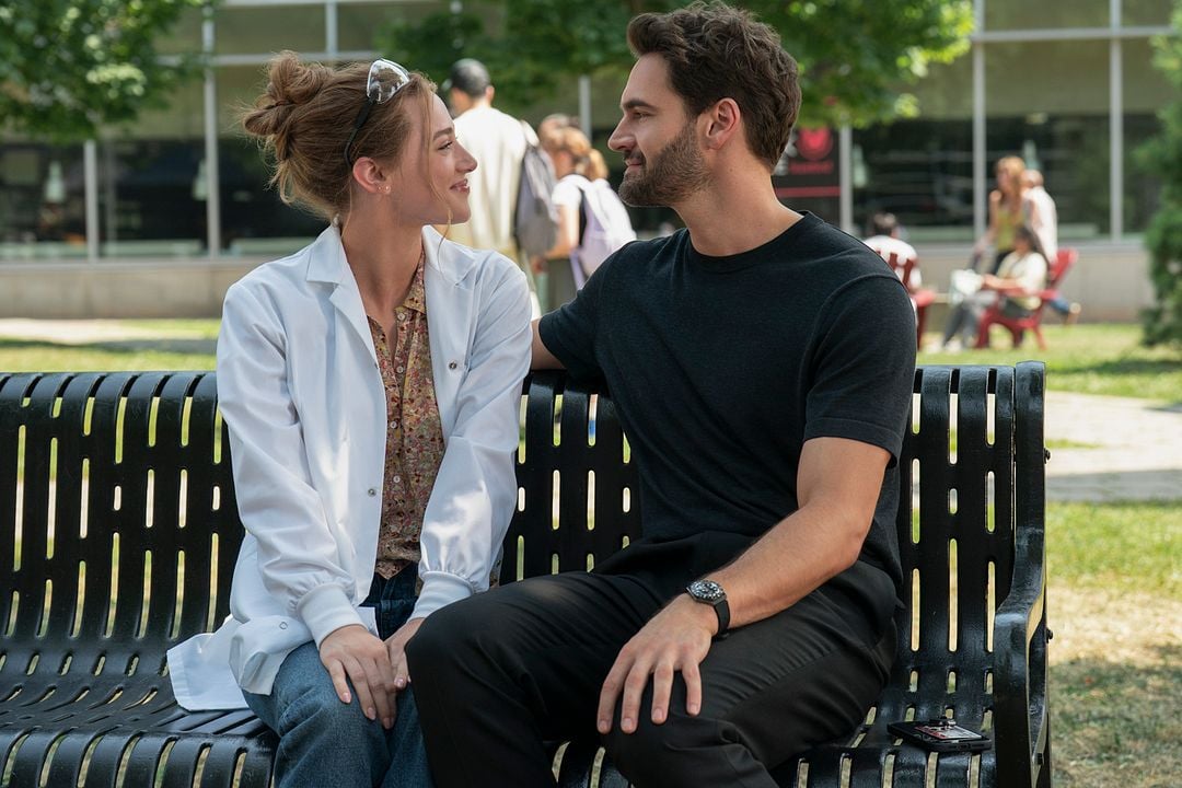 Aşk Hipotezi : Fotoğraf Lili Reinhart, Tom Bateman