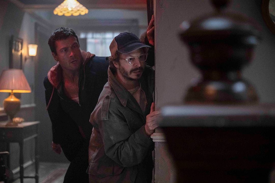 Ölüme Koşan Adam : Fotoğraf Glen Powell, Michael Cera